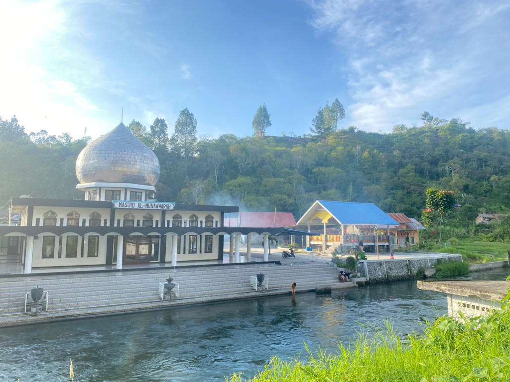 Masjid Al-Munawwarah salah satu tempat ibadah unggulan yang berada di Kampung Uning Pegantungen